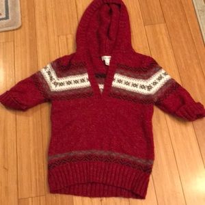 Short sleeved sweater with hood